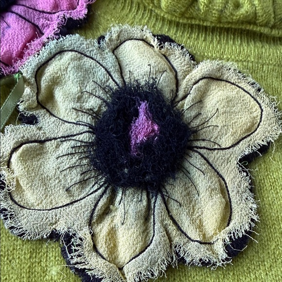 Tahari Woman Lime Green Sweater with Floral Accents.100%2-PLY Cashmere - Picture 11 of 12